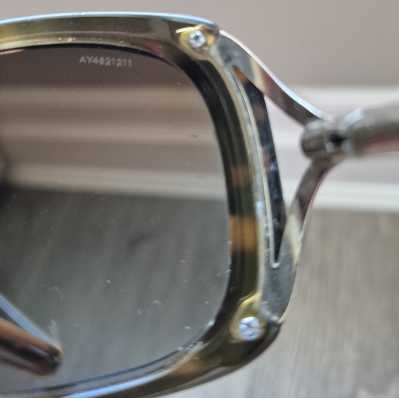 Burberry sunglasses with box and pamphlet. Brown with gold hardware - Picture 16 of 16